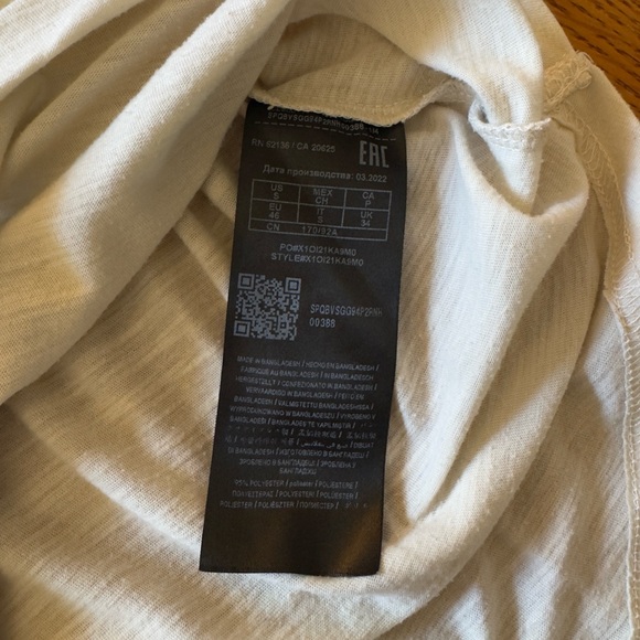 Guess Polyester Short Sleeve T-Shirts. Size Small. 4 colors. Used. Modern Cut. - Picture 6 of 8